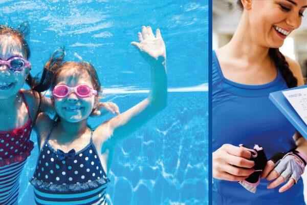 Zwei M&auml;dchen mit Schwimmbrillen unter Wasser winken fr&ouml;hlich, w&auml;hrend eine Frau an Land ein Protokoll in der Hand h&auml;lt.