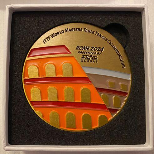 Medaille der ITTF World Masters Tischtennismeisterschaften 2024 in Rom, präsentiert in einer quadratischen Box.