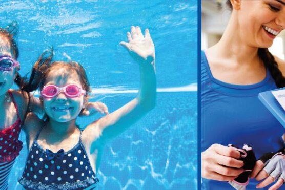 Zwei Mädchen mit Schwimmbrillen unter Wasser winken fröhlich, während eine Frau an Land ein Protokoll in der Hand hält.