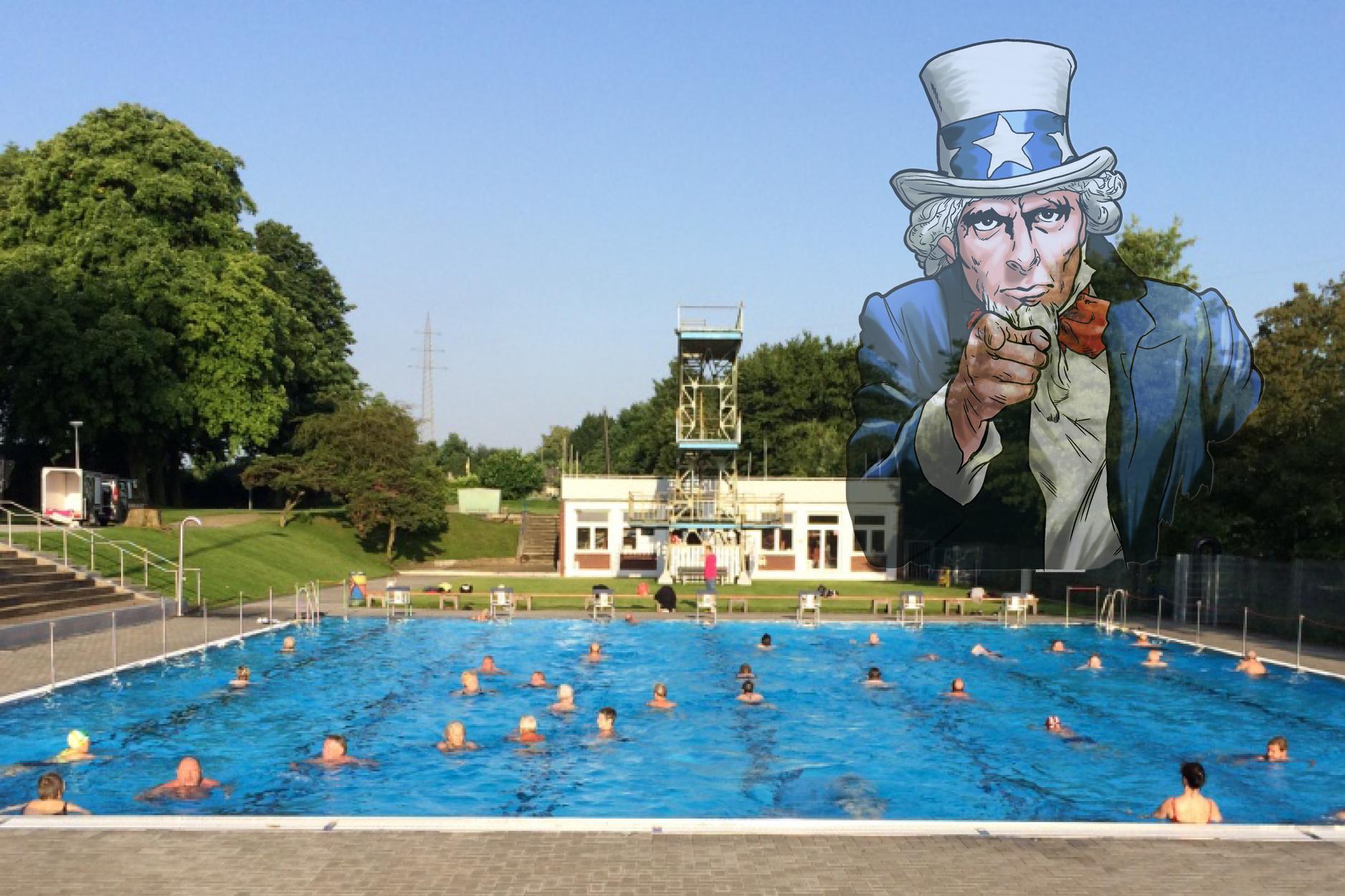 Blick auf ein Schwimmbecken mit Badeg&auml;sten, im Hintergrund ein gro&szlig;er Wandmalerei von Uncle Sam.
