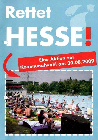 Plakat zur Kommunalwahl mit der Aufschrift "Rettet Hesse!", im Hintergrund ein Schwimmbad voller Menschen.