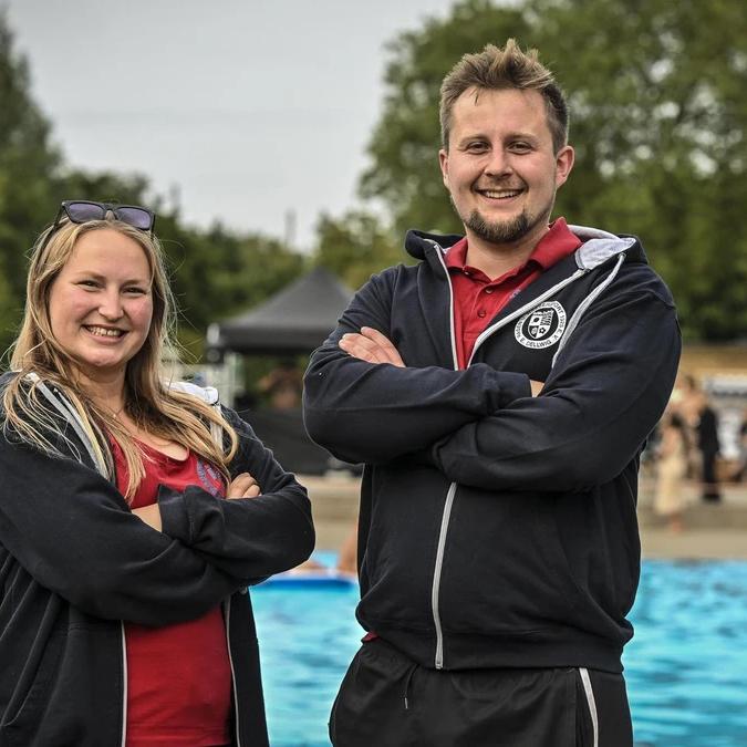Team am Beckenrand Eine Mitarbeiterin und ein Mitarbeiter in RuWa-Vereinskleidung stehen am Beckenrand des Freibads Dellwig.