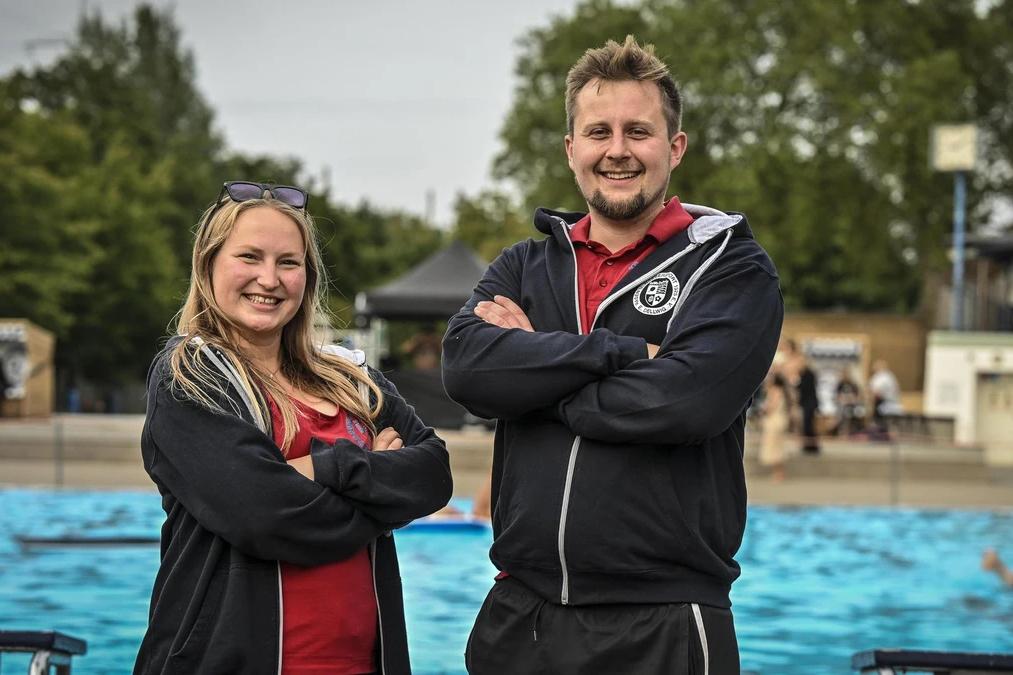 Team am Beckenrand Eine Mitarbeiterin und ein Mitarbeiter in RuWa-Vereinskleidung stehen am Beckenrand des Freibads Dellwig.