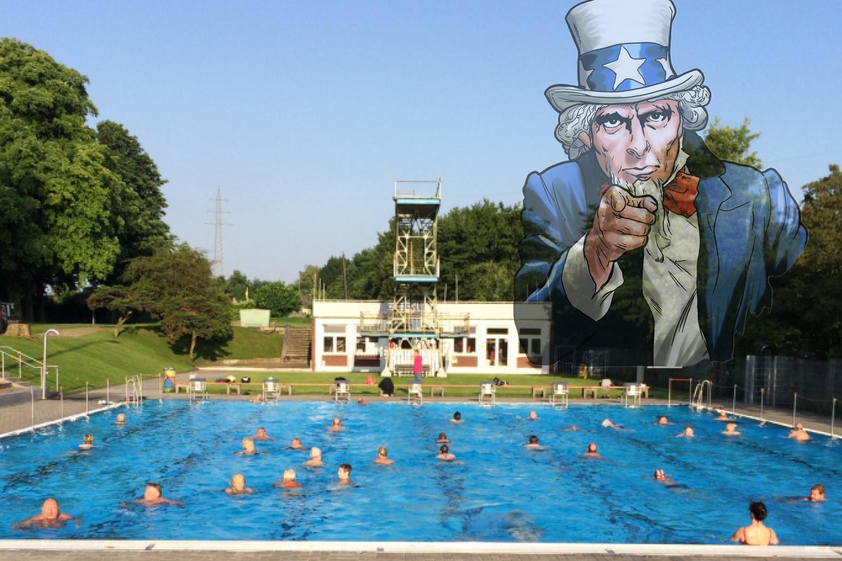 Blick auf ein Schwimmbecken mit Badegästen, im Hintergrund ein großer Wandmalerei von Uncle Sam.