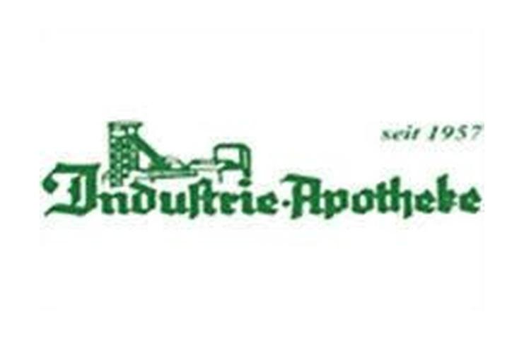 Logo der Industrie-Apotheke in gr&uuml;ner Schrift mit stilisierter Darstellung eines Apotheken-Symbols, seit 1957.