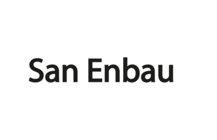 Schriftzug &bdquo;San Enbau&ldquo; in fetter Schrift auf hellem Hintergrund.