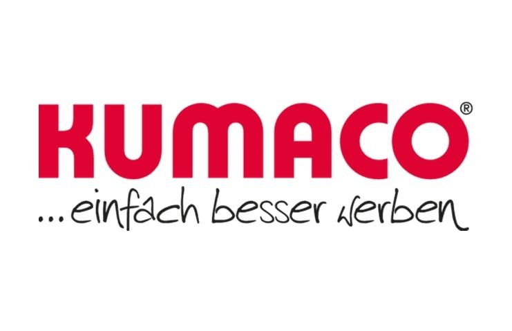 Logo von Kumaco mit dem Slogan &bdquo;einfach besser werben&ldquo;, rot auf wei&szlig;em Hintergrund.