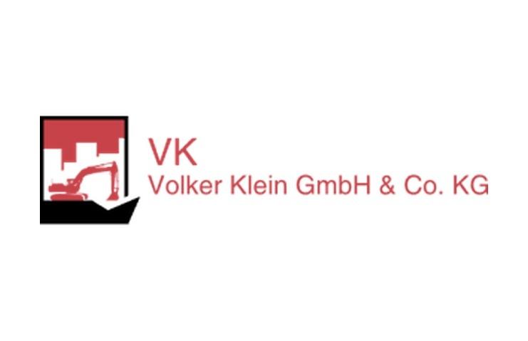 Logo der Firma Volker Klein GmbH & Co. KG mit einem Bagger und der Abk&uuml;rzung "VK" in roter Schrift.