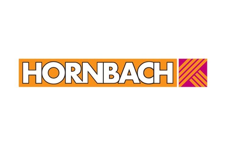 Logo von Hornbach, orangefarbener Hintergrund mit wei&szlig;en Buchstaben und pinkem, gestreiften Quadrat rechts.