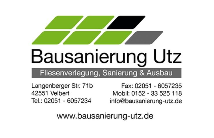 Logo der Firma Bausanierung Utz mit Kontaktdaten und Dienstleistungen wie Fliesenverlegung und Sanierung.