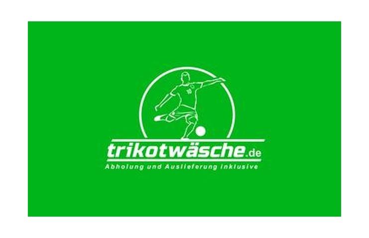 Logo von trikotw&auml;sche.de mit einem stilisierten Fu&szlig;ballspieler, gr&uuml;nem Hintergrund und dem Slogan &bdquo;Abholung und Auslieferung inklusive&ldquo;.
