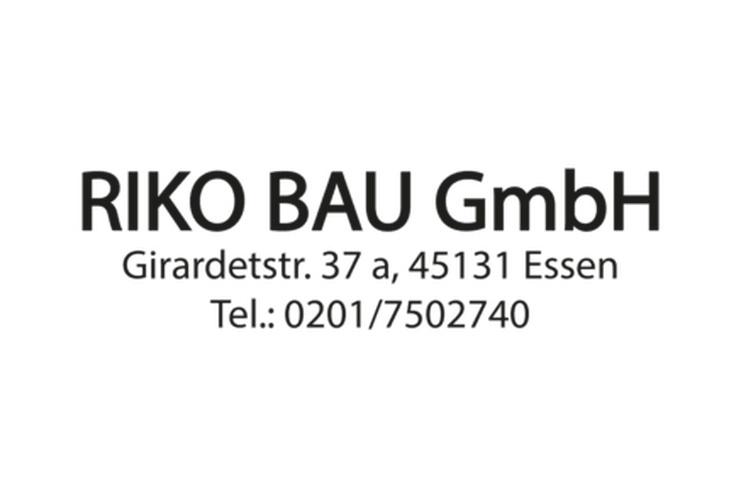 Logo der RIKO BAU GmbH mit Adresse und Telefonnummer auf wei&szlig;em Hintergrund.