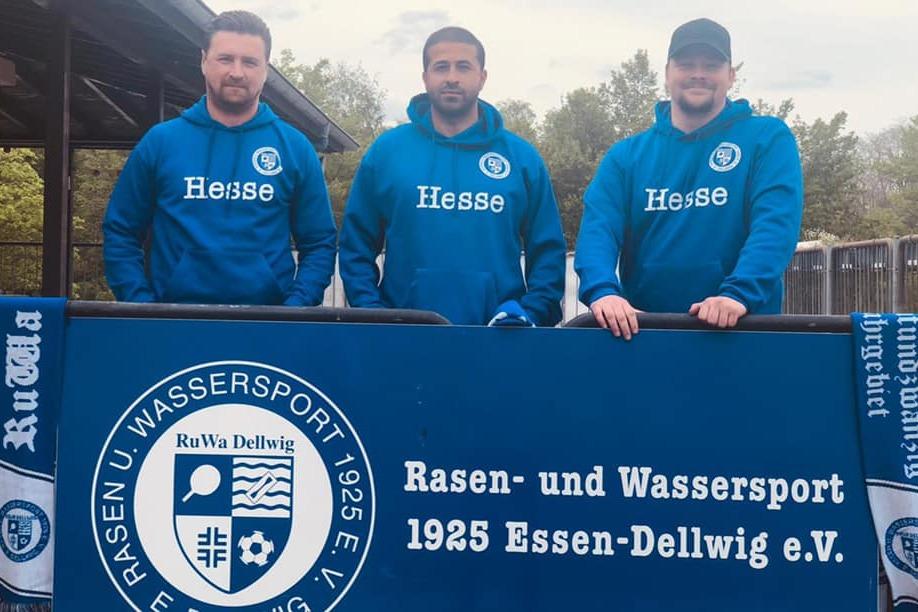 Drei M&auml;nner in blauen Hoodies stehen an einem Tisch mit dem Logo von Rasen- und Wassersport 1925 Essen-Dellwig e.V.