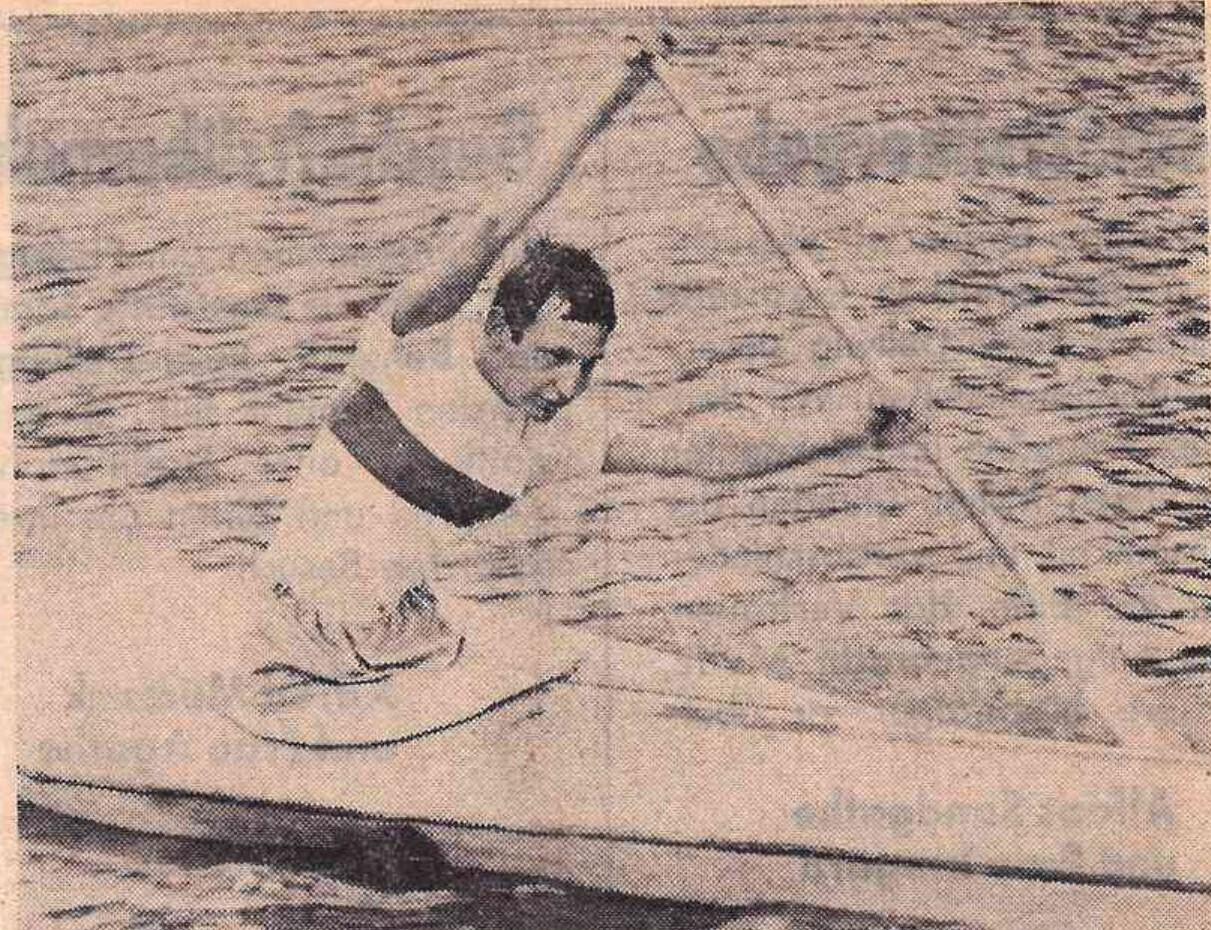 Ein Mann paddelt kraftvoll mit einem Kanu auf einem Gew&auml;sser.