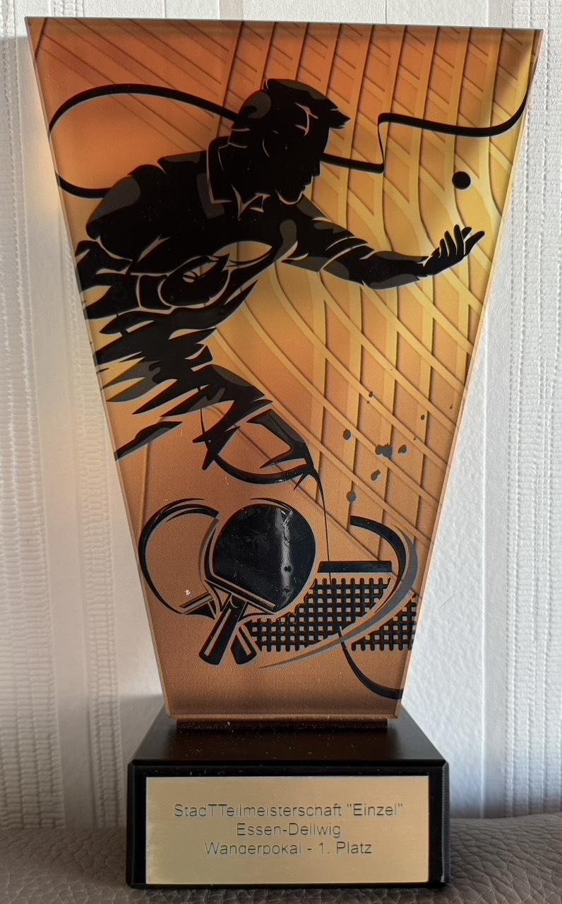 Wanderpokal f&uuml;r den ersten Platz der Stadtteilmeisterschaft im Tischtennis, mit stilisiertem Spieler-Design.