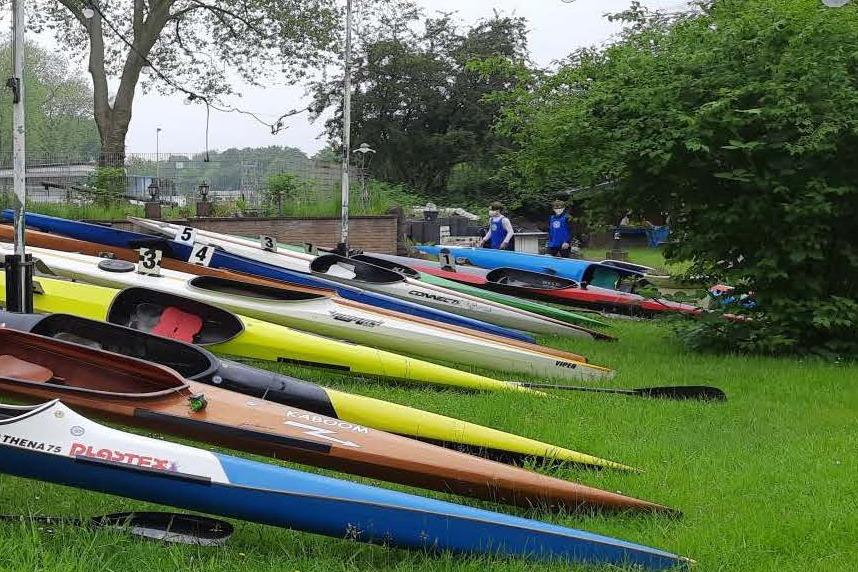 Farbenfrohes Plakat f&uuml;r einen Flohmarkt der Kanugruppe RUWA, datiert auf den 11. September 2022, zeigt Details zur Veranstaltung.